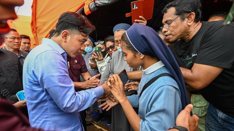 Wakil Presiden Gibran Rakabuming Raka mengunjungi posko pengungsian di Desa Kobasoma, Kecamatan Titehena, Kabupaten Flores Timur, Nusa Tenggara Timur (NTT), Kamis (14/11/2024). (Instagram @gibran_rakabuming)