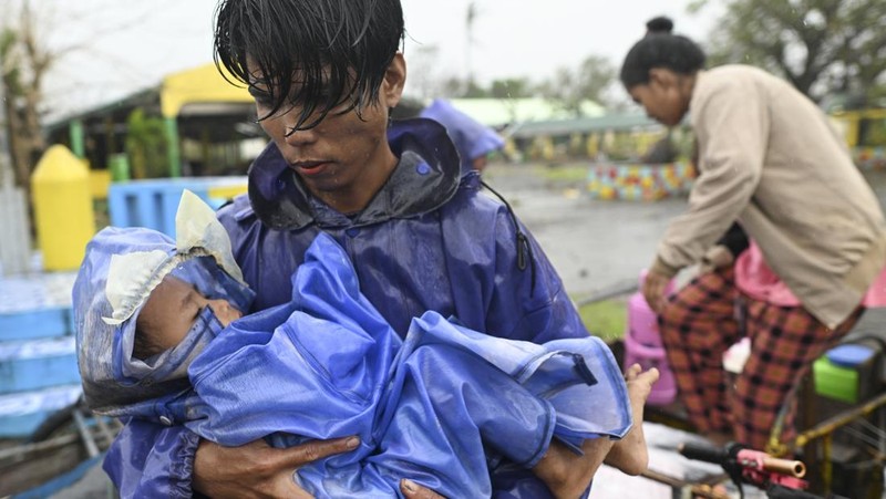 Seorang pria mendorong sepeda motornya di tengah hujan lebat akibat Topan Usagi di Santa Ana, provinsi Cagayan, Filipina utara pada Kamis, 14 November 2024. (AP Photo/Noel Celis)