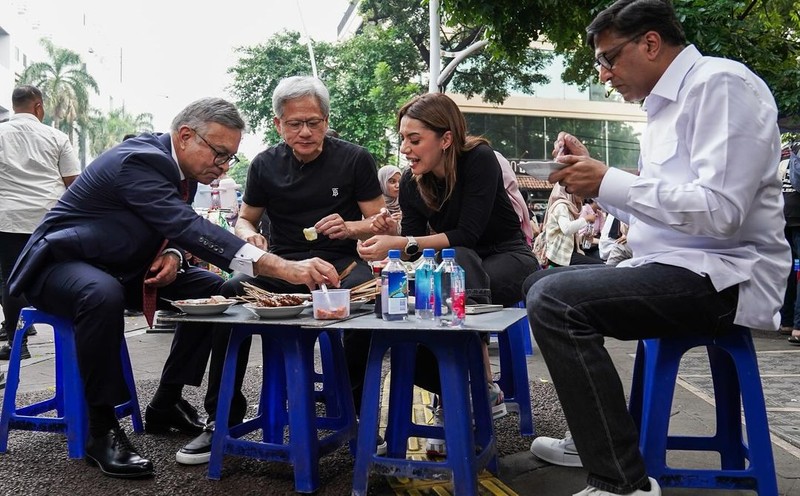CEO Nvidia Jensen Huang makan Gulai Tikungan (gultik) di Jakarta. (Instagram/vikram_sinha) CEO Nvidia Jensen Huang makan Gulai Tikungan (gultik) di Jakarta. (Instagram/vikram_sinha)