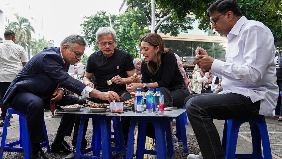 CEO Nvidia Jensen Huang makan Gulai Tikungan (gultik) di Jakarta. (Dok. Indosat)