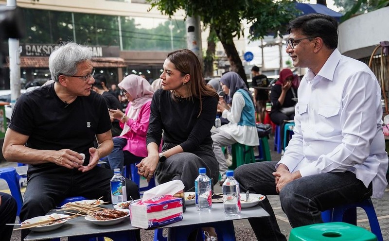 CEO Nvidia Jensen Huang makan Gulai Tikungan (gultik) di Jakarta. (Instagram/vikram_sinha) CEO Nvidia Jensen Huang makan Gulai Tikungan (gultik) di Jakarta. (Instagram/vikram_sinha)