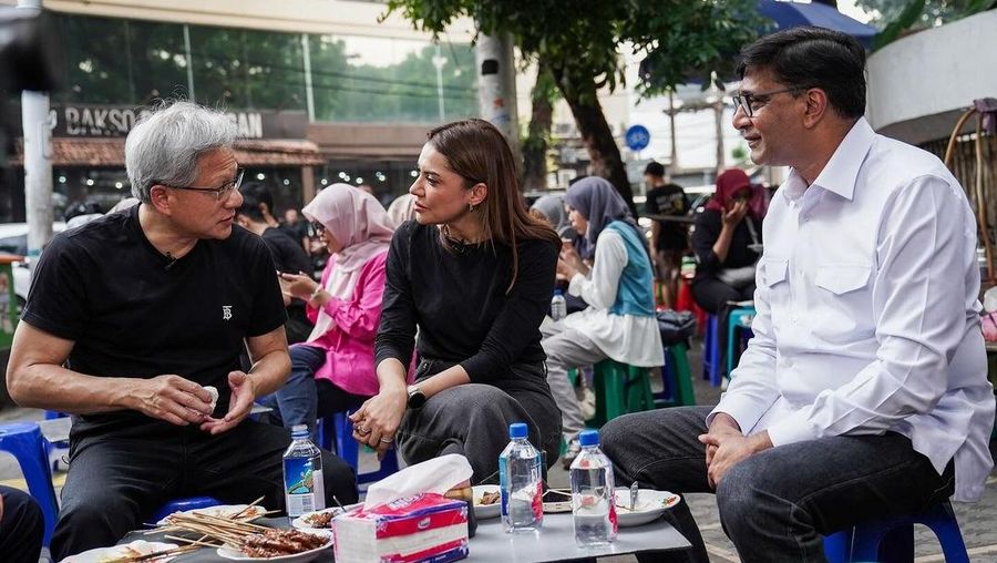 CEO Nvidia Jensen Huang makan Gulai Tikungan (gultik) di Jakarta. (Dok. Indosat)