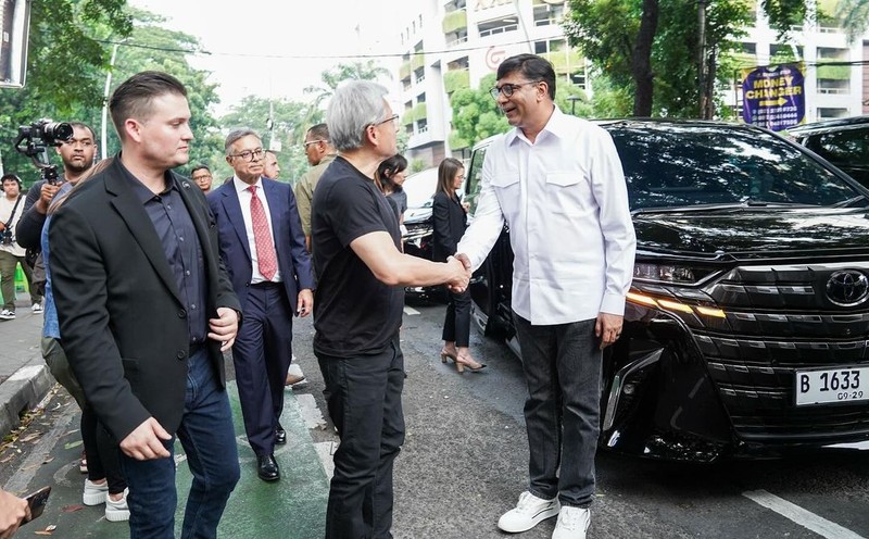 CEO Nvidia Jensen Huang makan Gulai Tikungan (gultik) di Jakarta. (Instagram/vikram_sinha) CEO Nvidia Jensen Huang makan Gulai Tikungan (gultik) di Jakarta. (Instagram/vikram_sinha)