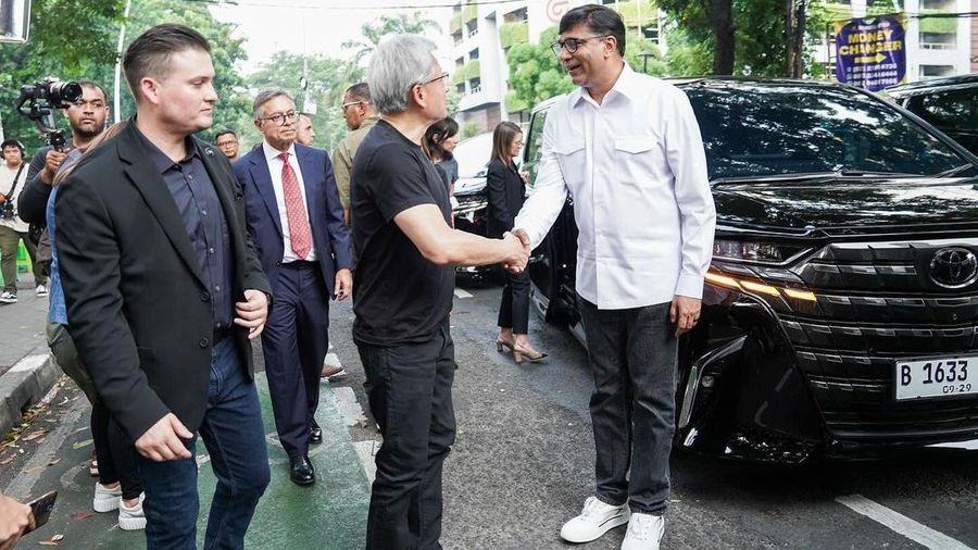CEO Nvidia Jensen Huang makan Gulai Tikungan (gultik) di Jakarta. (Dok. Indosat)