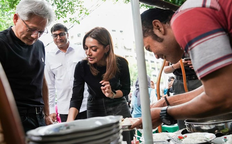 CEO Nvidia Jensen Huang makan Gulai Tikungan (gultik) di Jakarta. (Instagram/vikram_sinha) CEO Nvidia Jensen Huang makan Gulai Tikungan (gultik) di Jakarta. (Instagram/vikram_sinha)