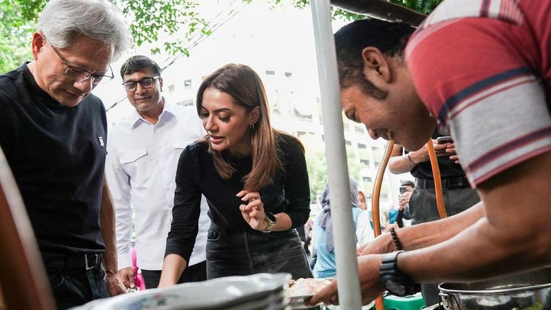 CEO Nvidia Jensen Huang makan Gulai Tikungan (gultik) di Jakarta. (Instagram/vikram_sinha)