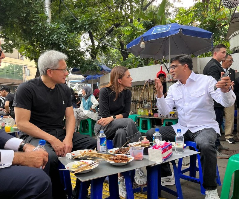 CEO Nvidia Jensen Huang makan Gulai Tikungan (gultik) di Jakarta. (Instagram/vikram_sinha) CEO Nvidia Jensen Huang makan Gulai Tikungan (gultik) di Jakarta. (Instagram/vikram_sinha)