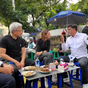 Potret Manusia Rp 2.000 Triliun Makan Kaki Lima Gultik di Blok M