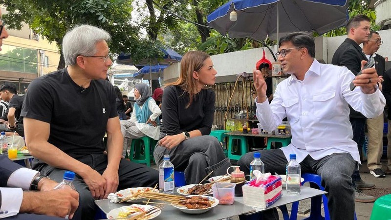 CEO Nvidia Jensen Huang makan Gulai Tikungan (gultik) di Jakarta. (Dok. Indosat)