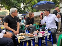 Potret Manusia Rp 2.000 Triliun Makan Kaki Lima Gultik di Blok M