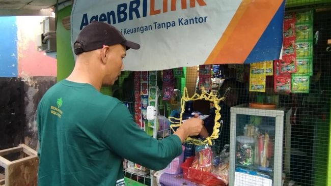 AgenBRILink di Tengah Kebun Kelapa Sawit Dekatkan Layanan Perbankan