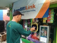 AgenBRILink di Tengah Kebun Kelapa Sawit Dekatkan Layanan Perbankan