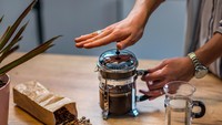 French Press Gagang Kayu Ini Kelihatan Kayak Pajangan, Tapi Beneran Bisa Diseduh