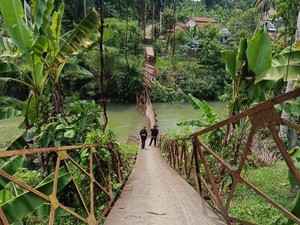 Jembatan Gantung Penghubung Dua Kecamatan di Lebak Ambruk