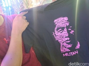 Jokowi Bagi-bagi Kaus Usai Nobar Indonesia Vs Jepang di Alun-alun Purwokerto
