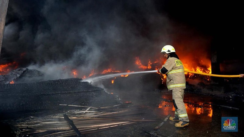 Kebakaran di gudang distributor wallpaper, Muara Baru, Jakarta Jumat, 15/11. (CNBC Indonesia/Muhamad Sabki)