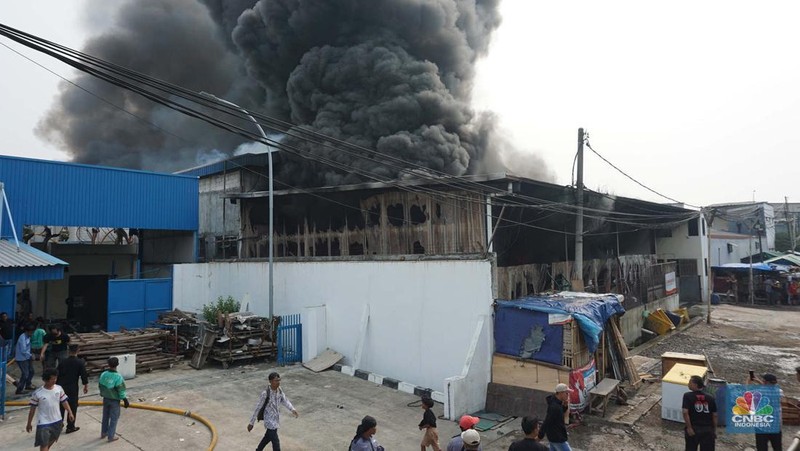 Kebakaran di gudang distributor wallpaper, Muara Baru, Jakarta Jumat, 15/11. (CNBC Indonesia/Muhamad Sabki)