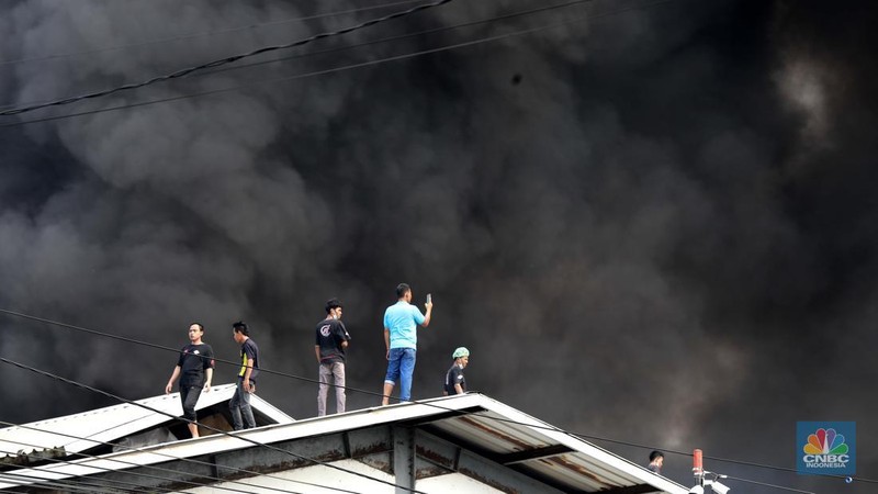 Kebakaran di gudang distributor wallpaper, Muara Baru, Jakarta Jumat, 15/11. (CNBC Indonesia/Muhamad Sabki)