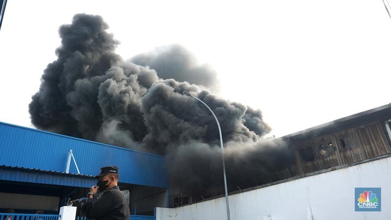 Kebakaran di gudang distributor wallpaper, Muara Baru, Jakarta Jumat, 15/11. (CNBC Indonesia/Muhamad Sabki)