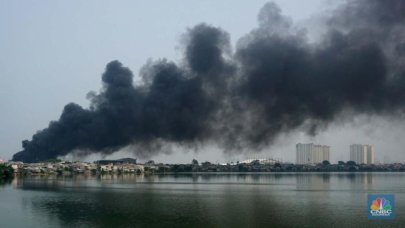 Kebakaran di gudang distributor wallpaper, Muara Baru, Jakarta Jumat, 15/11. (CNBC Indonesia/Muhamad Sabki)