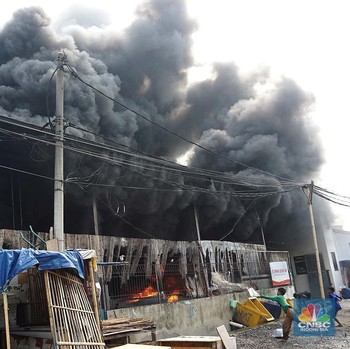 Penampakan Menyeramkan Kebakaran Gudang di Muara Baru