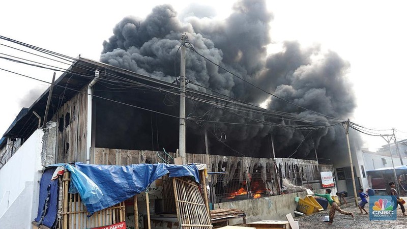 Kebakaran di gudang distributor wallpaper, Muara Baru, Jakarta Jumat, 15/11. (CNBC Indonesia/Muhamad Sabki)