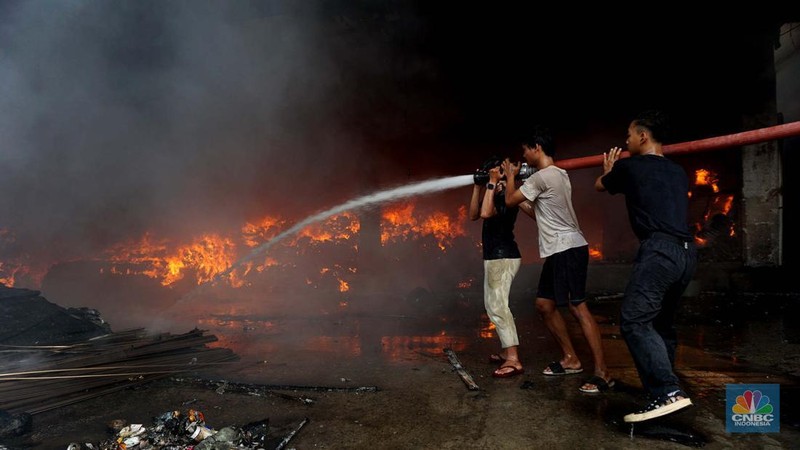 Kebakaran di gudang distributor wallpaper, Muara Baru, Jakarta Jumat, 15/11. (CNBC Indonesia/Muhamad Sabki)