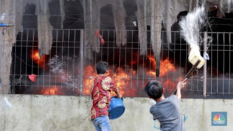 Kebakaran di gudang distributor wallpaper, Muara Baru, Jakarta Jumat, 15/11. (CNBC Indonesia/Muhamad Sabki)