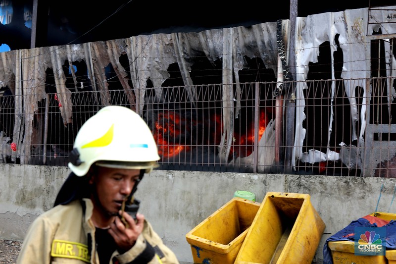 Kebakaran di gudang distributor wallpaper, Muara Baru, Jakarta Jumat, 15/11. (²©²ÊÍøÕ¾/Muhamad Sabki) Kebakaran di gudang distributor wallpaper, Muara Baru, Jakarta Jumat, 15/11. (²©²ÊÍøÕ¾/Muhamad Sabki)