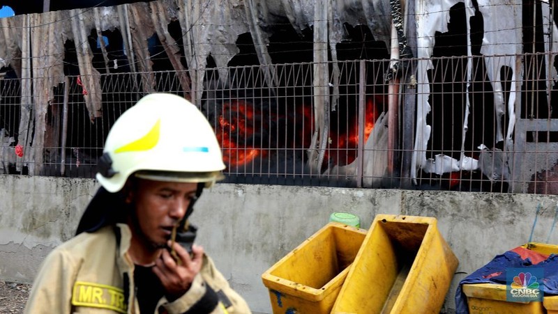 Kebakaran di gudang distributor wallpaper, Muara Baru, Jakarta Jumat, 15/11. (CNBC Indonesia/Muhamad Sabki)