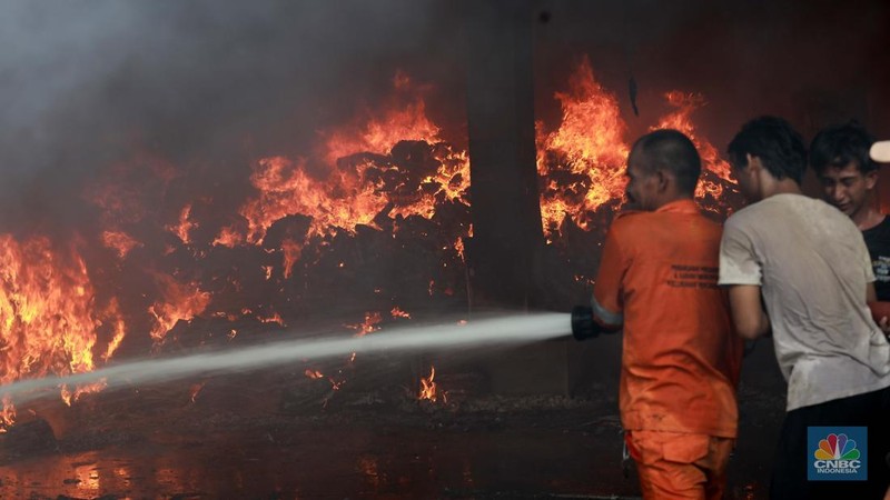 Kebakaran di gudang distributor wallpaper, Muara Baru, Jakarta Jumat, 15/11. (CNBC Indonesia/Muhamad Sabki)