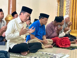 Momen Jokowi Salat Jumat Bareng Ahmad Luthfi di Masjid Baiturrohman Prupuk