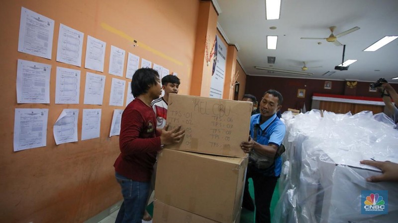 Petugas memindahkan kardus berisi surat suara Pilkada Jakarta 2024 di kantor Kecamatan Jatinegara, Jakarta Timur, Jumat (15/11/2024). (CNBC Indonesia/Faisal Rahman)