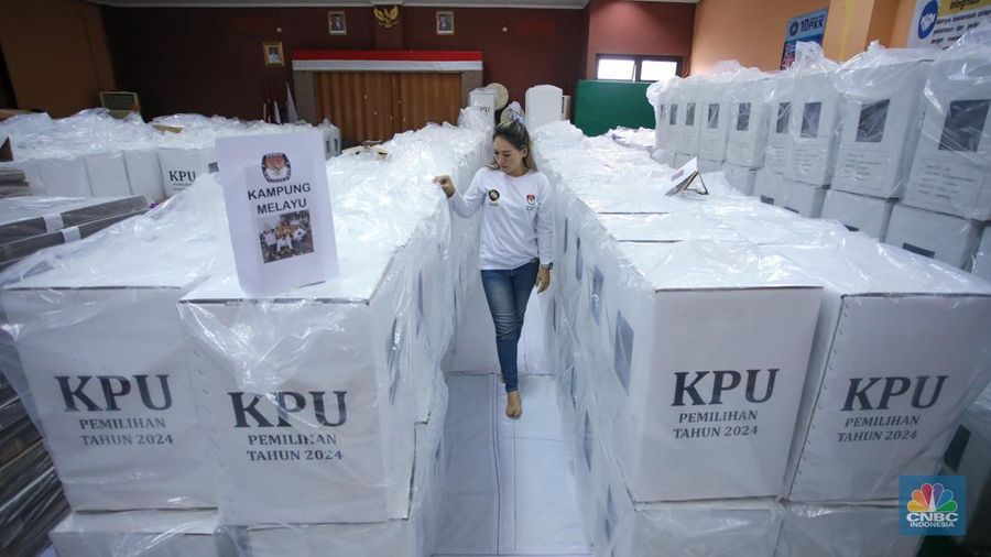 Petugas memindahkan kardus berisi surat suara Pilkada Jakarta 2024 di kantor Kecamatan Jatinegara, Jakarta Timur, Jumat (15/11/2024). (վ/Faisal Rahman)