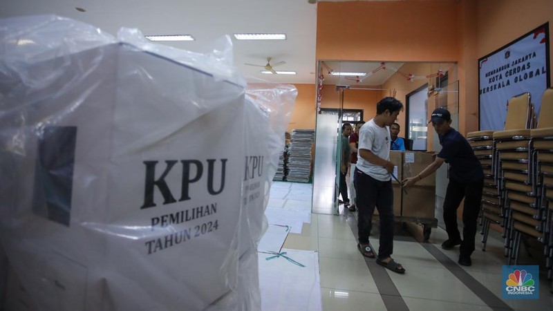 Petugas memindahkan kardus berisi surat suara Pilkada Jakarta 2024 di kantor Kecamatan Jatinegara, Jakarta Timur, Jumat (15/11/2024). (CNBC Indonesia/Faisal Rahman)