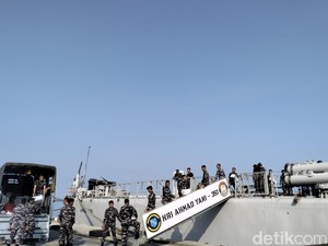 KRI Ahmad Yani Angkut Bantuan Kemanusiaan untuk Pengungsi Erupsi Lewotobi