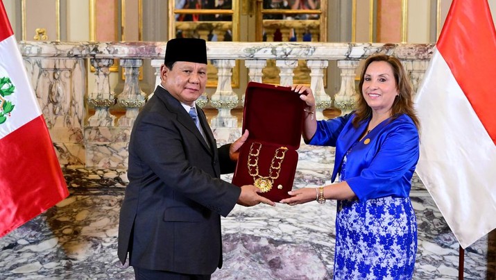 Presiden Prabowo Subianto melakukan kunjungan resmi kepada Presiden Peru Dina Boluarte, di Istana Pemerintahan Peru, Kamis (14/11/2024), waktu setempat. Prabowo disambut dengan upacara kenegaraan. (Dok: Biro Pers)