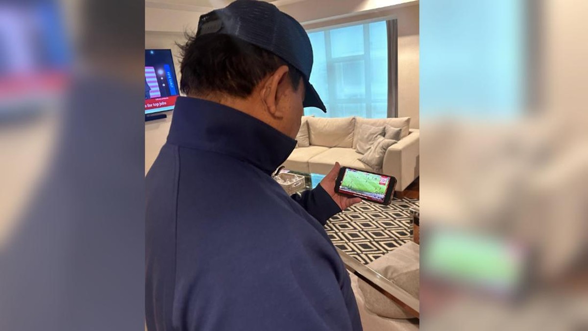 Nostalgia Digital: Prabowo Saksikan Aksi Timnas Indonesia Melawan Jepang Lewat HP!