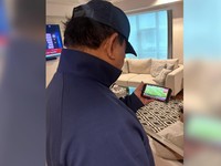 Pakai HP, Prabowo Tonton Langsung Timnas Indonesia Vs Jepang