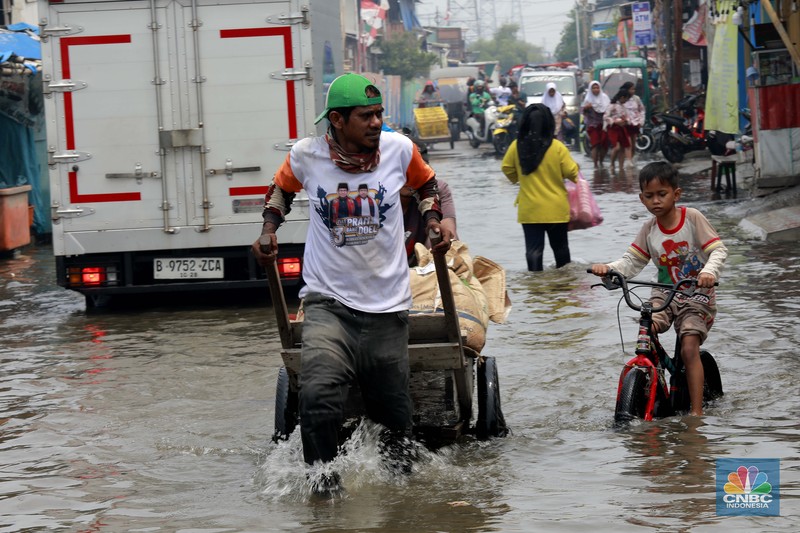 Sejumlah warga beraktivitas di wilayah yang tergenang rob di Penjaringan, Jakarta Utara, Jumat (15/11/2024). Sejumlah warga beraktivitas di wilayah yang tergenang rob di Penjaringan, Jakarta Utara, Jumat (15/11/2024). (CNBC Indonesia/Muhammad Sabki)