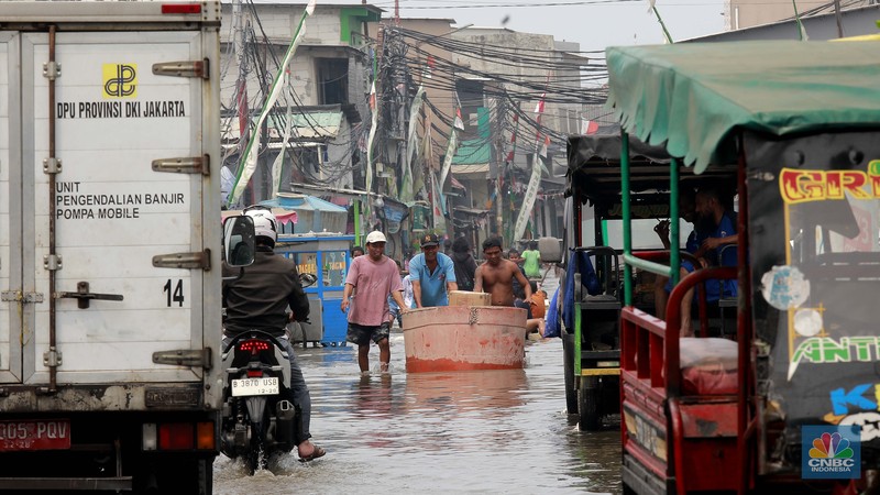 Sejumlah warga beraktivitas di wilayah yang tergenang rob di Penjaringan, Jakarta Utara, Jumat (15/11/2024). Sejumlah warga beraktivitas di wilayah yang tergenang rob di Penjaringan, Jakarta Utara, Jumat (15/11/2024). (CNBC Indonesia/Muhammad Sabki)