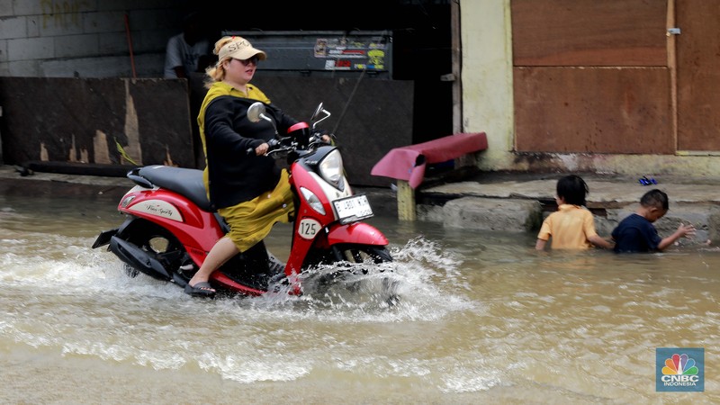 Sejumlah warga beraktivitas di wilayah yang tergenang rob di Penjaringan, Jakarta Utara, Jumat (15/11/2024). Sejumlah warga beraktivitas di wilayah yang tergenang rob di Penjaringan, Jakarta Utara, Jumat (15/11/2024). (CNBC Indonesia/Muhammad Sabki)