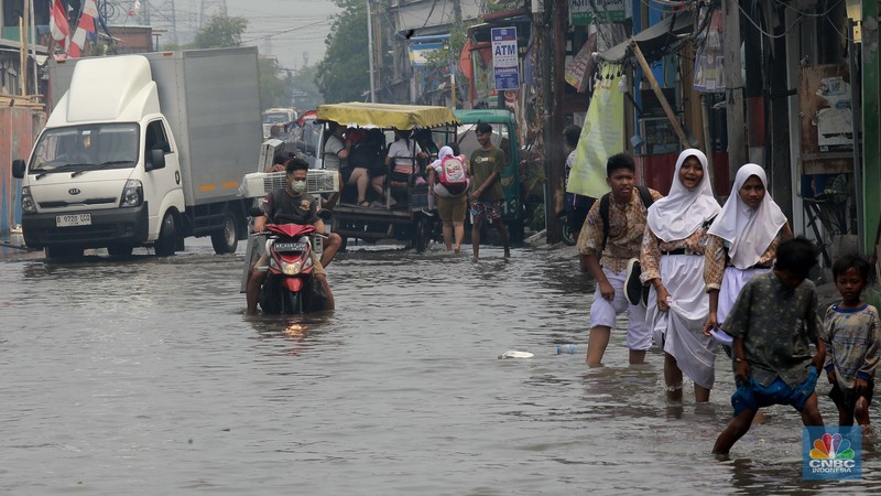 Sejumlah warga beraktivitas di wilayah yang tergenang rob di Penjaringan, Jakarta Utara, Jumat (15/11/2024). Sejumlah warga beraktivitas di wilayah yang tergenang rob di Penjaringan, Jakarta Utara, Jumat (15/11/2024). (CNBC Indonesia/Muhammad Sabki)