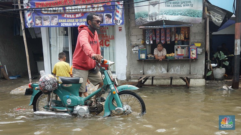 Sejumlah warga beraktivitas di wilayah yang tergenang rob di Penjaringan, Jakarta Utara, Jumat (15/11/2024). Sejumlah warga beraktivitas di wilayah yang tergenang rob di Penjaringan, Jakarta Utara, Jumat (15/11/2024). (CNBC Indonesia/Muhammad Sabki)
