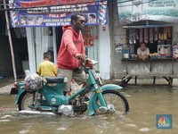 Penampakan Banjir Rob Terjang Penjaringan, Banjir Sebetis-Motor Mogok