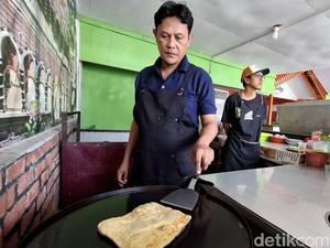 Menikmati Kopi dengan Roti Canai dan Bolu Kemojo Khas Melayu