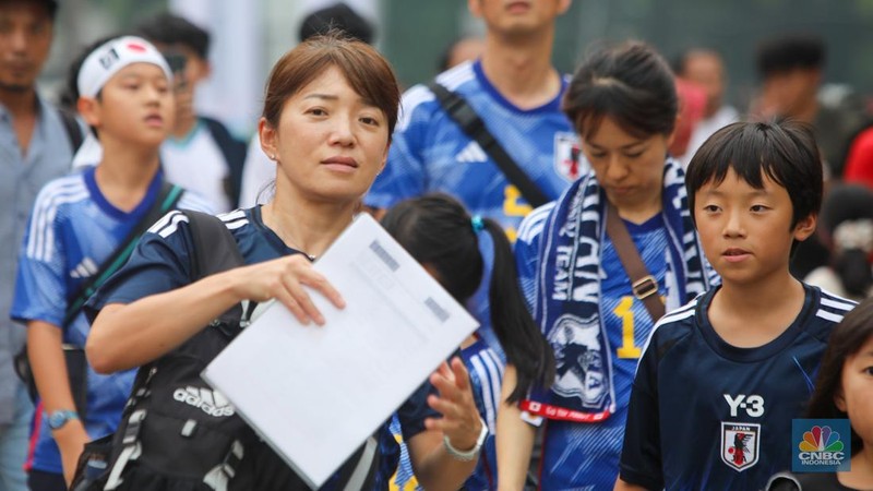 Supporter yang hadir untuk menyaksikan langsung pertandingan Indonesia vs Jepang dalam laga lanjutan Grup F Kualifikasi Piala Dunia 2026 zona Asia memadati kawasan Stadion Utama Gelora Bung Karno (SUGBK), Senayan, Jakarta, Jumat (15/11/2024). (CNBC Indonesia/Faisal Rahman)