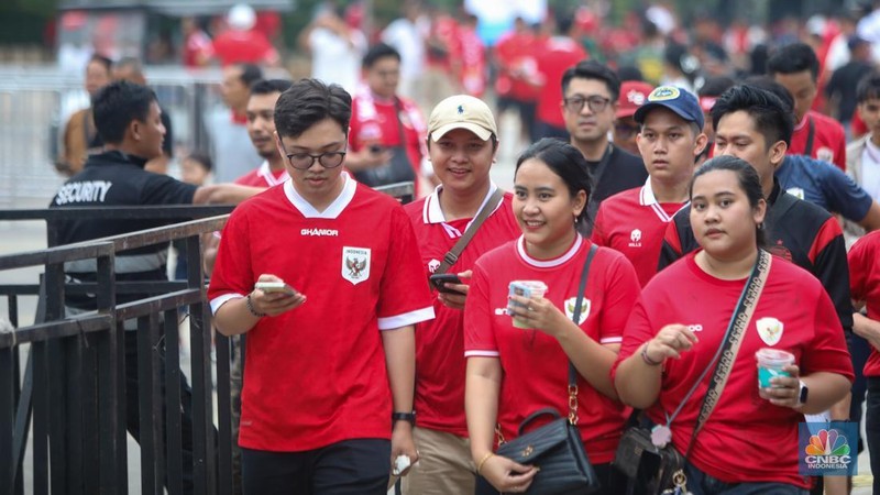 Supporter yang hadir untuk menyaksikan langsung pertandingan Indonesia vs Jepang dalam laga lanjutan Grup F Kualifikasi Piala Dunia 2026 zona Asia memadati kawasan Stadion Utama Gelora Bung Karno (SUGBK), Senayan, Jakarta, Jumat (15/11/2024). (CNBC Indonesia/Faisal Rahman)