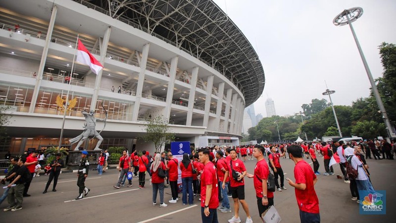 Supporter yang hadir untuk menyaksikan langsung pertandingan Indonesia vs Jepang dalam laga lanjutan Grup F Kualifikasi Piala Dunia 2026 zona Asia memadati kawasan Stadion Utama Gelora Bung Karno (SUGBK), Senayan, Jakarta, Jumat (15/11/2024). (CNBC Indonesia/Faisal Rahman)