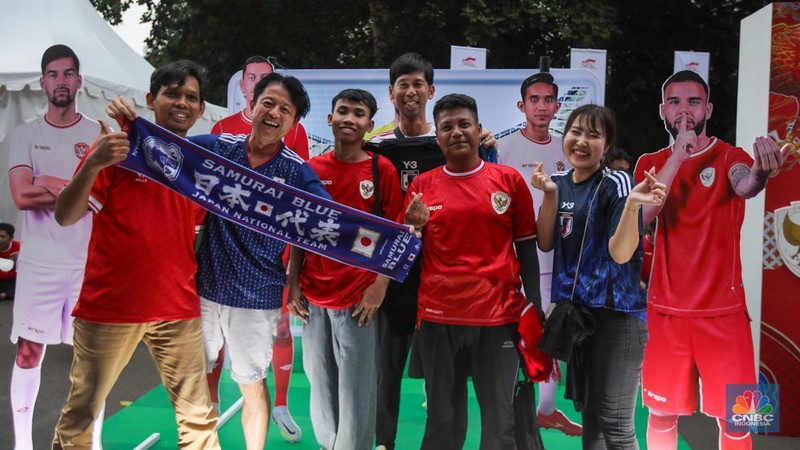 Supporter yang hadir untuk menyaksikan langsung pertandingan Indonesia vs Jepang dalam laga lanjutan Grup F Kualifikasi Piala Dunia 2026 zona Asia memadati kawasan Stadion Utama Gelora Bung Karno (SUGBK), Senayan, Jakarta, Jumat (15/11/2024). (CNBC Indonesia/Faisal Rahman)